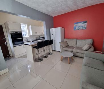 4 bedroom end of terrace house to rent - Photo 3