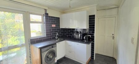 Stoneleigh Avenue, Enfield EN1 4HH, Property for rent - Photo 2