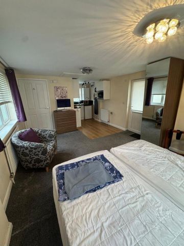 Studio to rent - Photo 2