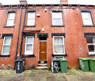 2 bedroom House in William Street, Leeds - Photo 2