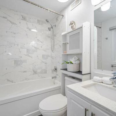 Gorgeous renovated 2BR, 2.5 bath house in South Etobicoke - Photo 3