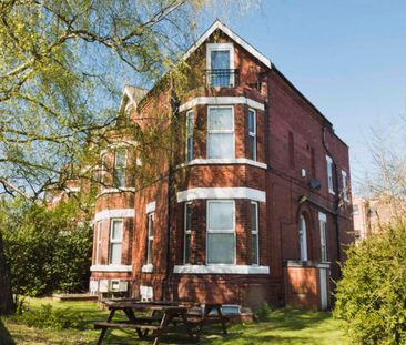 Sociable 6 bed flat in West Didsbury - Photo 6