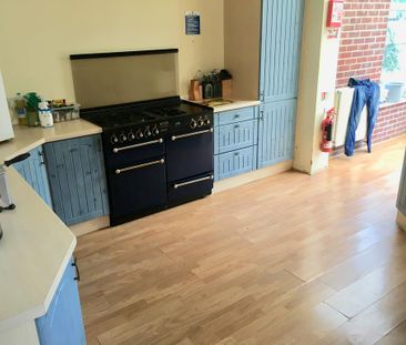 10 bedroom house of multiple occupation to rent - Photo 4