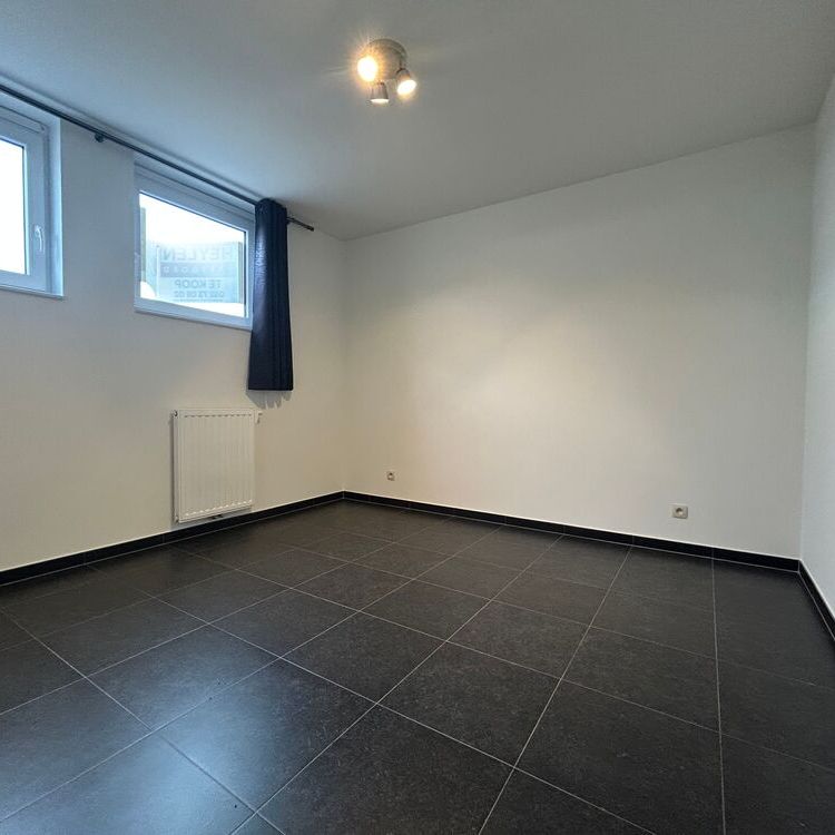 Instapklaar appartement met terras en autostaanplaats in Herzele - Photo 1