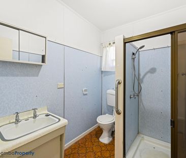 Lovely, cosy two bedroom brick unit situated in a quiet duplex! - Photo 3