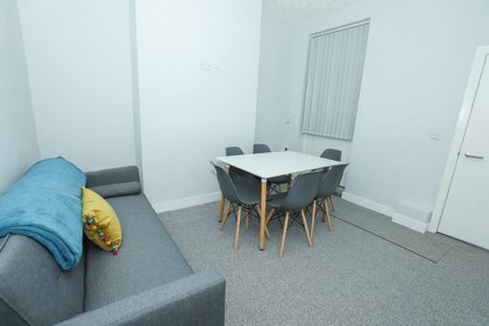 5 bedroom Flat To Let - Photo 2