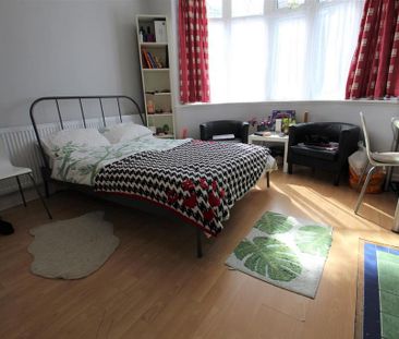 4 bedroom semi-detached house to rent - Photo 3