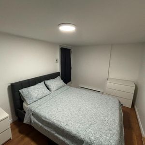 3 1/2 en demi sous-sol près du Bois de Coulonges - Photo 2