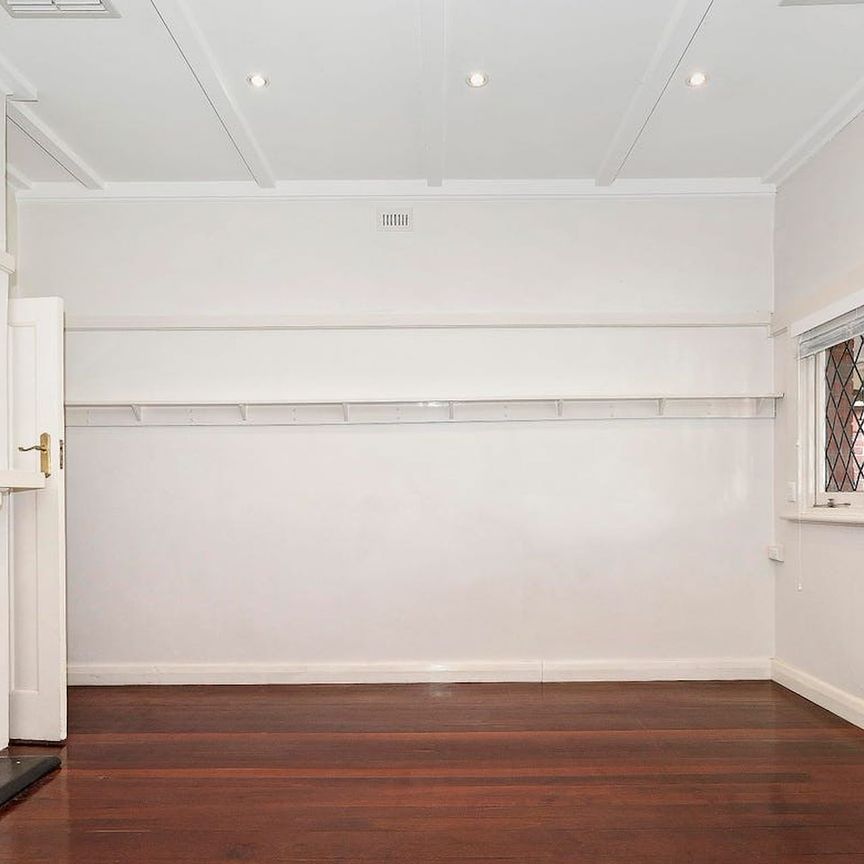 18 Euston Avenue, Highgate. - Photo 1