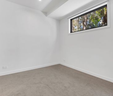 Stylish three-level townhouse in the heart of Abbotsford - Photo 6