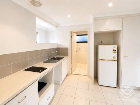 Studio Apartment incl Water Bill - Resort Style Complex 100M to Westfield - Photo 5