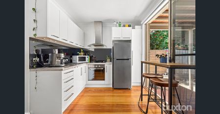 Comfortable coastal living in prime a location - Photo 3