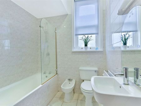 A well presented one bedroom flat in the sought after Nightingale Triangle. - Photo 3