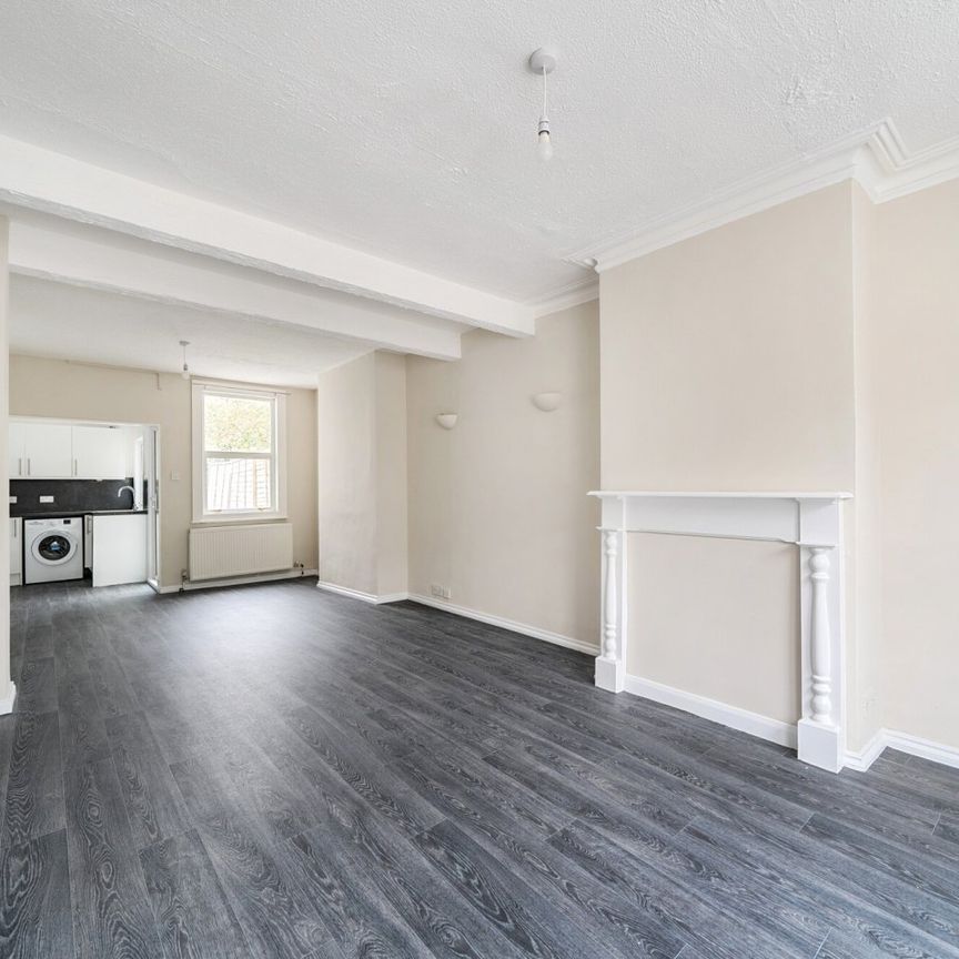 Terraced House to rent - Liffler Road, London, SE18 - Photo 1