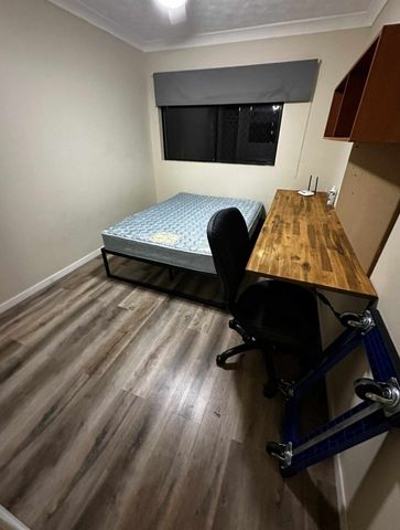 Furnished room with own bathroom in student accom – looking for girls - Photo 3