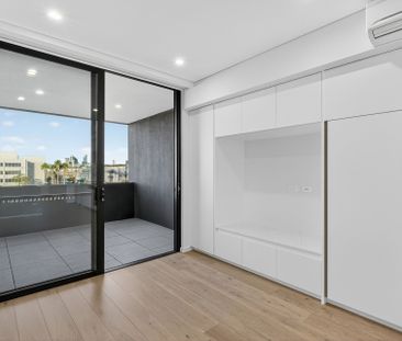 Sleek & Sophisticated Studio Apartment - Photo 2