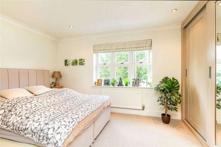 Located overlooking Watford Heath, the house is a charming and characterful asymmetric semi detached house presented in excellent decorative order throughout. - Photo 4