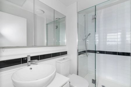 Stylish and Bright Two Bedroom Apartment! - Photo 4