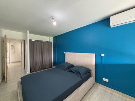 Superbe appartement rénové 2 chambres avec extérieur - Photo 3