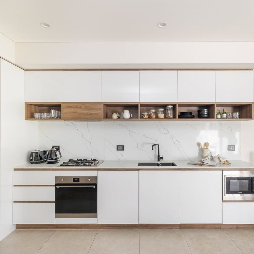 Luxe contemporary style & 'courtyard home' ambiance - Photo 1