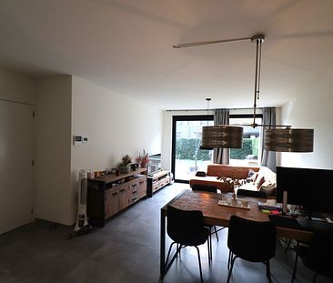 Recent appartement op het gelijkvloers met 2 slaapkamers, tuin, kelderberging en autostaanplaats. - Foto 5