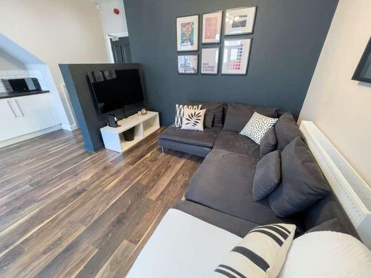 Esher Road, L6 - Photo 1