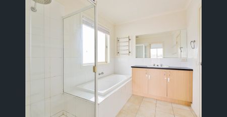 Spacious Townhouse in Prime Kensington Location - Photo 4