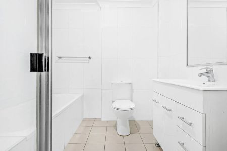 Beautifully Presented Apartment In Blue Ribbon Location - Photo 2