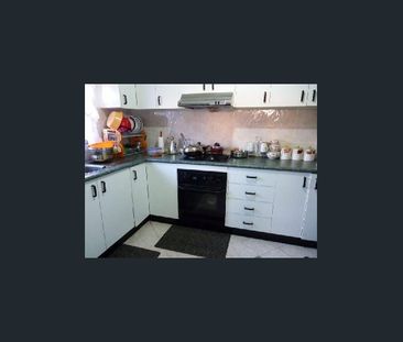 Delightful 3 Bedroom Townhouse with double garage - Photo 3