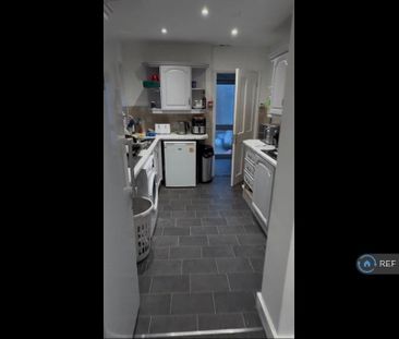 1 bedroom in a house share to rent - Photo 3