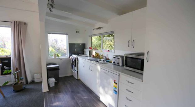 FOUR BEDROOM STUDENT ACCOMMODATION! - Photo 1