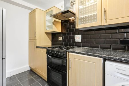 Guide Price £2,200 pcm - Available Now - Unfurnished - Photo 4