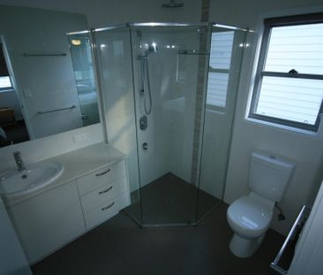 MODERN LOW MAINTENANCE 2 BEDROOM TOWNHOUSE IN CENTRAL GLADSTONE - Photo 4