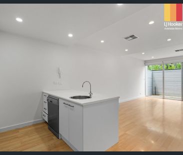 MODERN LUXURY TOWNHOUSE - Photo 5