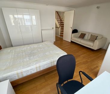 4 Bed Terraced House, Queen Of Denmark Court, SE16 - Photo 1