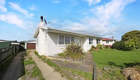 LEVIN - 3 BEDROOM - Photo 2