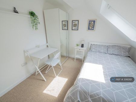 1 bedroom in a flat share to rent - Photo 3