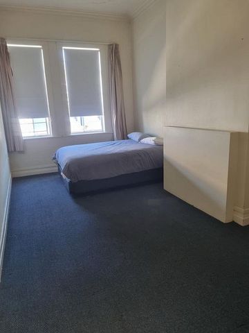 Spacious, Sunny 6-Bedroom Flat in the CBD - Photo 5
