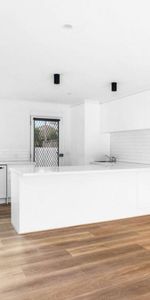HUGE UNIT | NEWLY RENOVATED | QUIET BLOCK - Photo 3