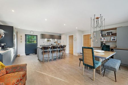 2 bedroom mews to rent - Photo 5