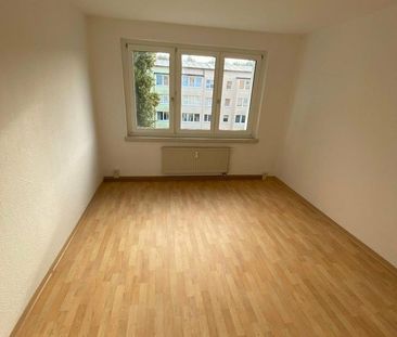 Renovierte helle Zweiraumwohnung in grüner Lage mit verglastem Balkon - Photo 1