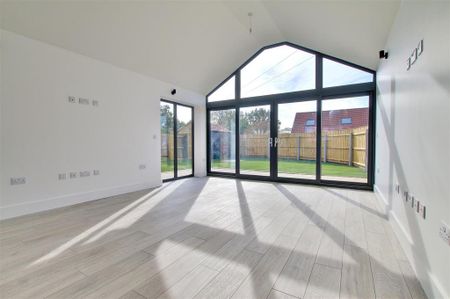 3 bedroom detached bungalow to rent - Photo 2