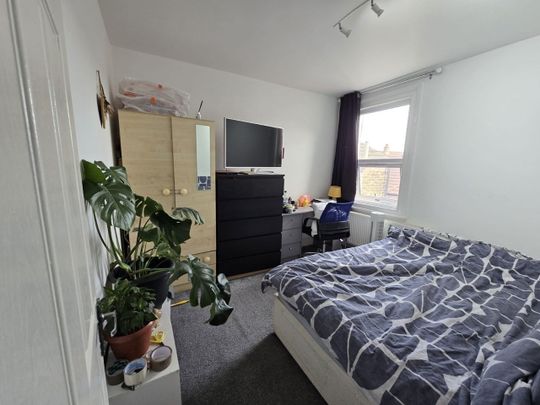 4 Bed Semi-Detached House, Desford Road, E16 - Photo 1