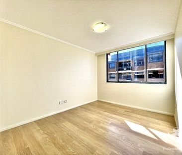 Light filled spacious apartment with floorboards - Photo 5