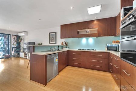 LARGE & SPACIOUS | 3 BEDROOM | CONVENIENT LOCATION - Photo 4