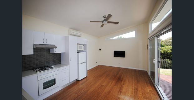 Impressive one bedroom secondary dwelling with views – utilities included - Photo 1