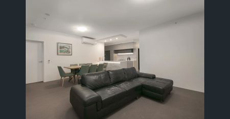 Stunning Top Floor North Facing Penthouse Apartment with City View - Photo 2