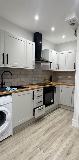 339 Hanworth Road TW3, London - Photo 1