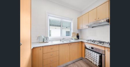 Furnished / Unfurnished | Off-street Parking | Air Conditioning - Photo 5