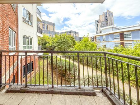 Flat to rent on - Photo 2